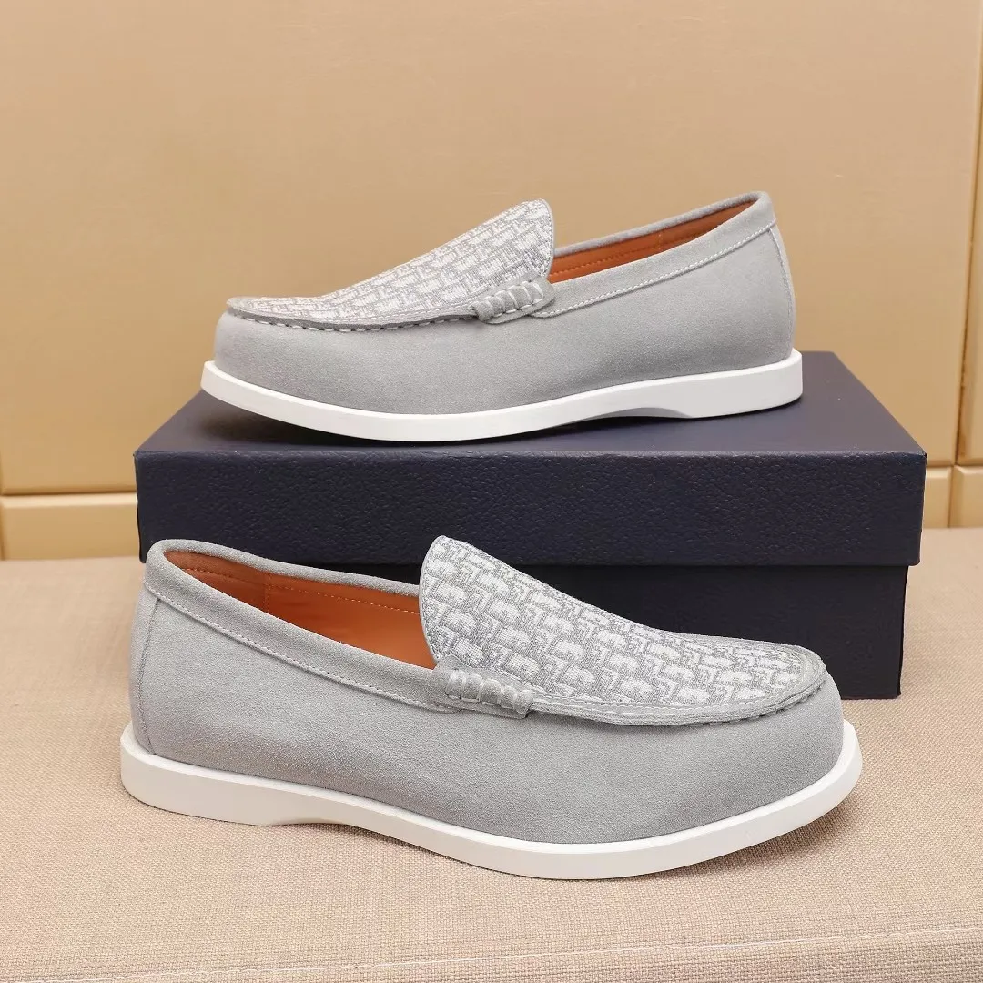 Men's Men's Shoes 💰400 [New Style] 🏍️🏍️Dior - This Dior Granville loafer is a casual dress shoe. Crafted from luxuriously soft beige suede, it features a beige Oblique print panel on the upper. The lightweight cream-white rubber sole is more sophisticated. The Dior Oblique pattern is engraved on the outsole to enhance the style, and the Dior logo is engraved on the back side. Adds elegance to any casual look.